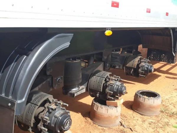 Caminhoneiro é sequestrado, amarrado e bandidos levam 18 pneus de carreta em Barro Duro