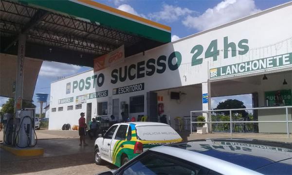 Dupla armada rouba R$ 15 mil de posto de combustível em Barro Duro