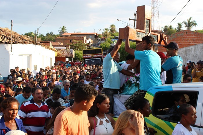  Uma Multidão participa da Procissão de encerramento do Festejos da Santa Cruz 