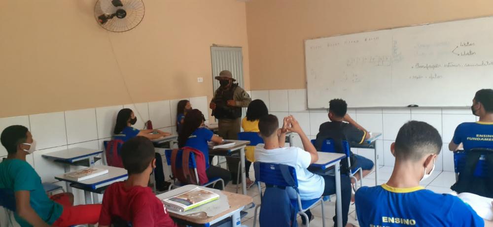 Cabo da PM ministra palestra sobre drogas para estudantes de escola de São Pedro do Piauí