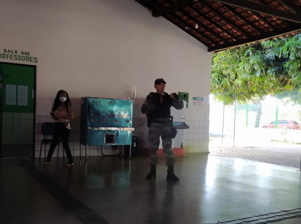 Cabo Giordano da Força Tática Ministra Palestra para Alunos de São Gonçalo do Piauí
