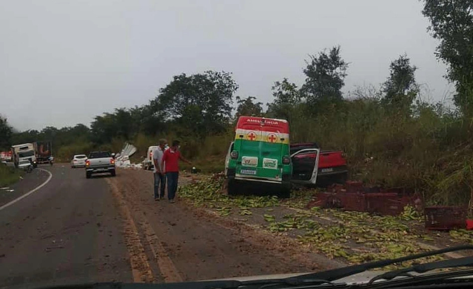 Acidente entre dois caminhões, ambulância e outros carros deixa feridos na BR 316 no Piauí 