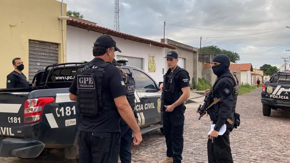 Polícia cumpre mandados de prisão e de busca contra o tráfico de drogas em Elesbão Veloso