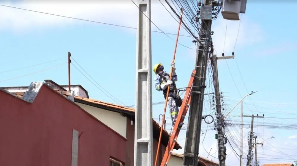 Manutenção em linha viva e desligamento programado: ações na rede elétrica garantem melhorias no fornecimento de energia