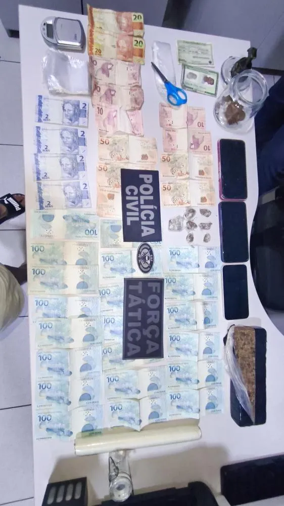 Operação policial apreende drogas, dinheiro e moto no centro de Água Branca