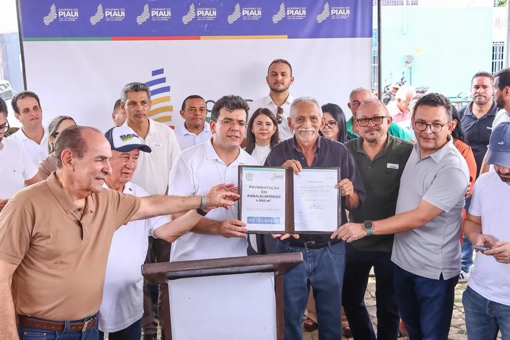 Governador inaugura asfaltamento, autoriza construção de praças e obras de abastecimento em Olho d’Água do Piauí