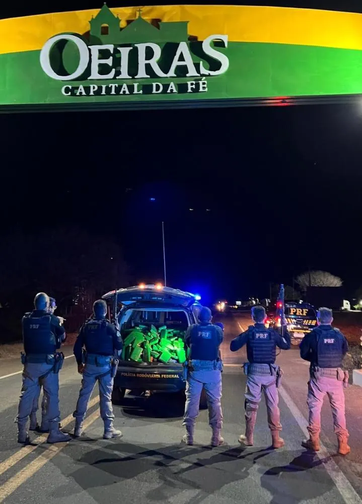 PRF apreende cerca de 450 kg de drogas escondidas em veículo de carga em Oeiras