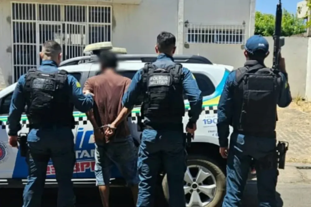 Abordagem da PM termina com prisão de homem e apreensão de drogas em Elesbão Veloso