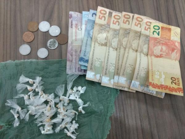 Dupla é presa suspeita de tráfico de drogas escondida em motocicleta no Bairro Montevidéu de Angical 